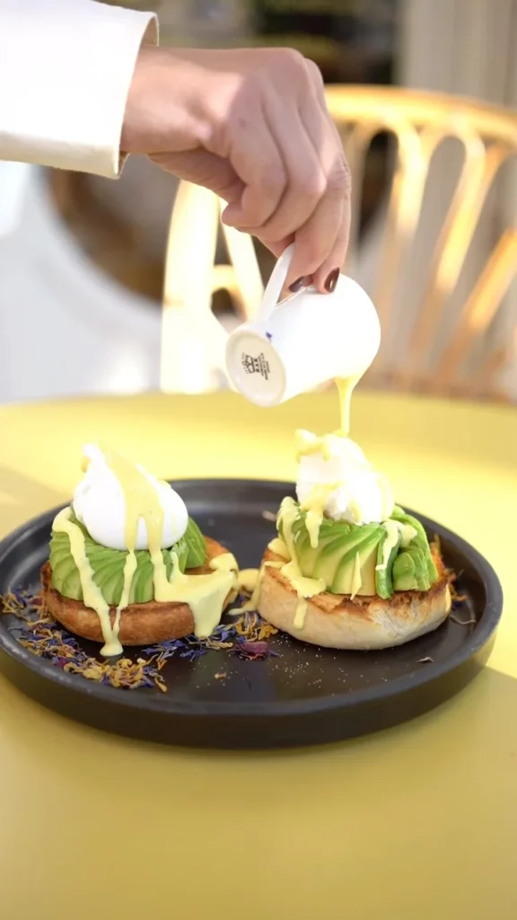 Huevos benedict de Brunch & Cake fotografiado por MUYNEGRE