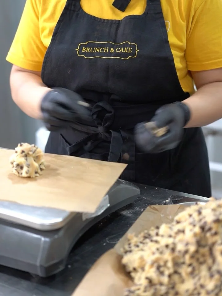 Delantal de Brunch & Cake preparando cookies