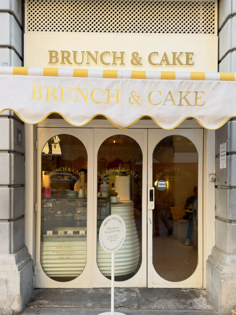 Fachada de Brunch & Cake con su toldo de rayas