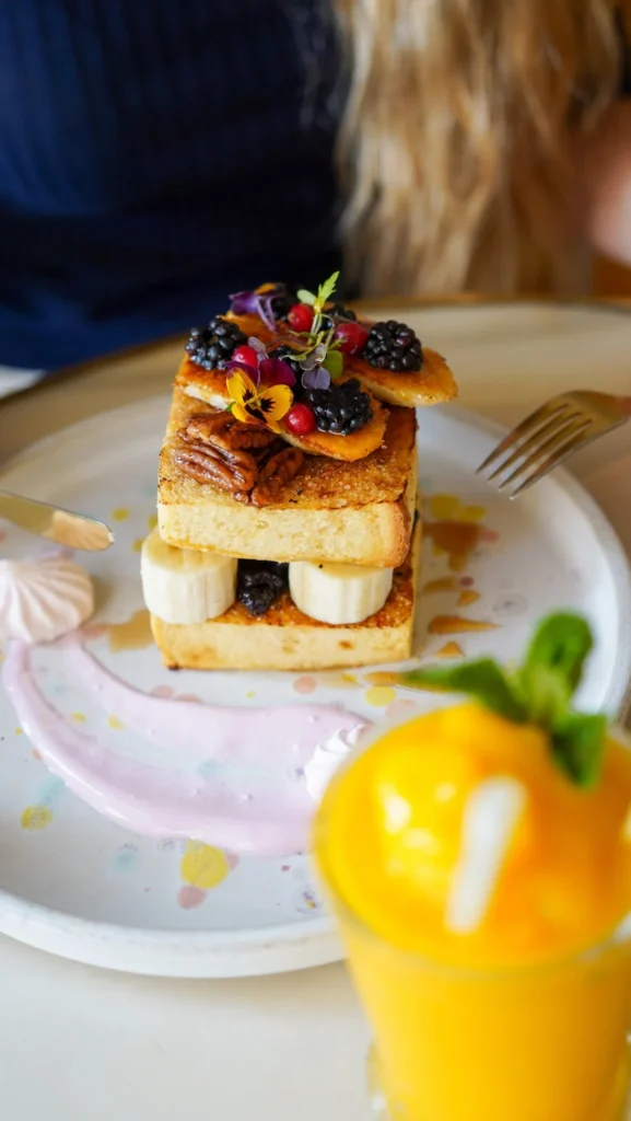 Torrija con frutos rojos de Brunch & Cake fotografiado por MUYNEGRE