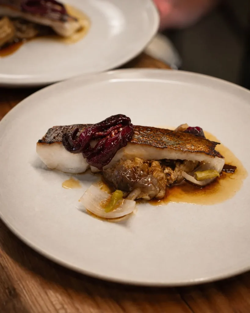 Pescado y remolacha en Capet, fotografiado por MUYNEGRE