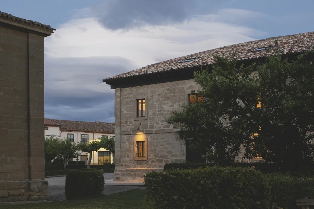 Fachada de piedra de Casa Grande Hotel al atardecer