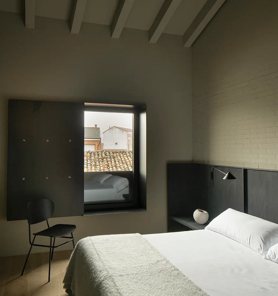 Habitación con cama y luz cálida