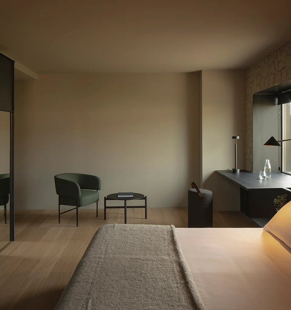 Habitación con mobiliario de diseño