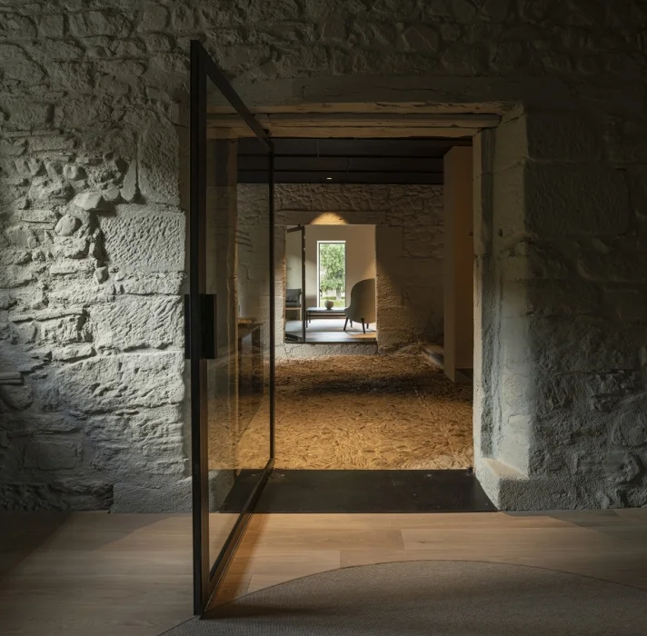 Pasillo de piedra del hotel