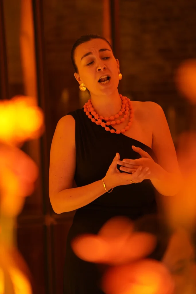 Cantante en directo durante la cena de presentación de Eclos