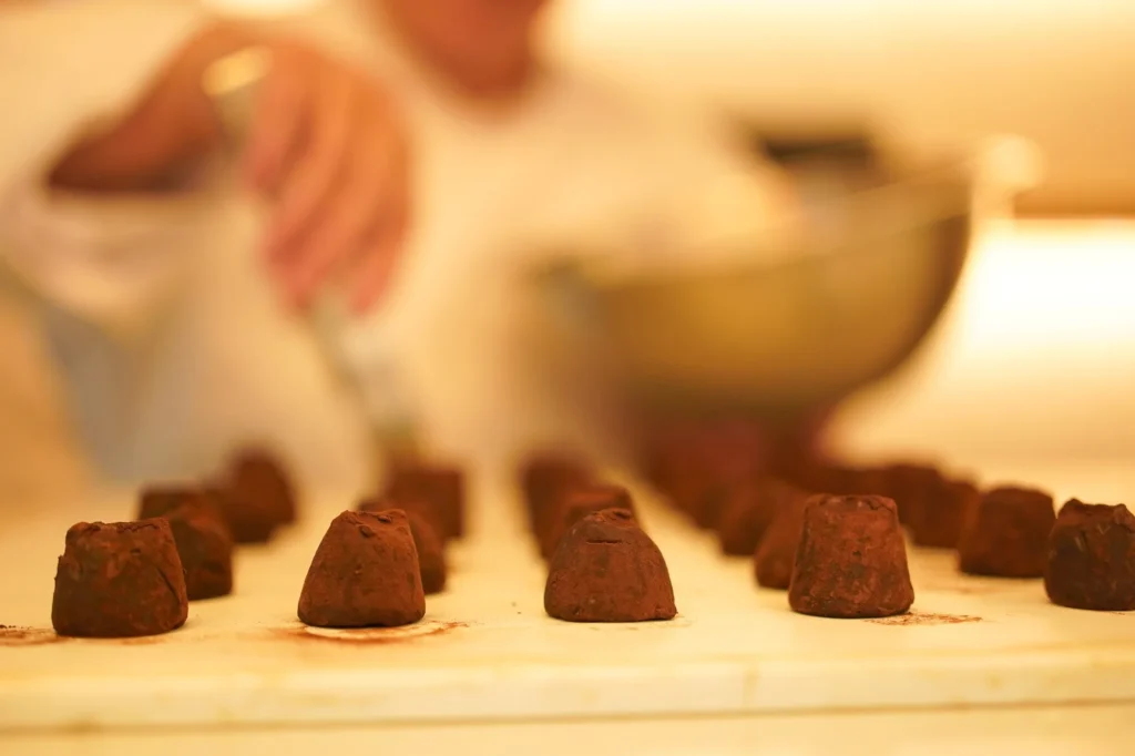 Bombones de chocolate preparados en el catering de Eclos