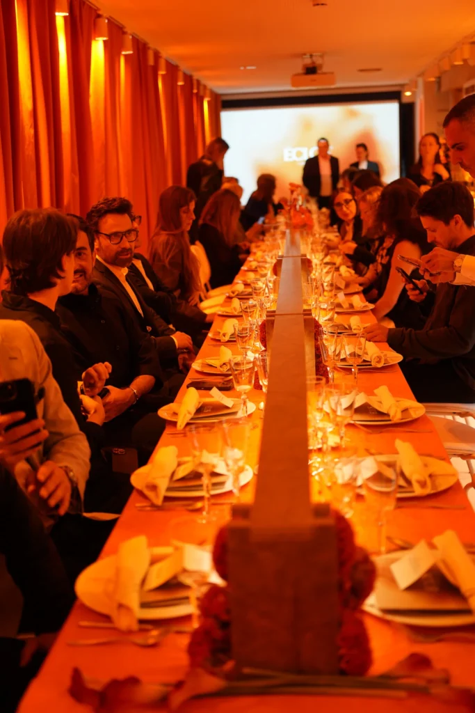 Invitados en la mesa imperial durante la cena de Eclos by Cosentino