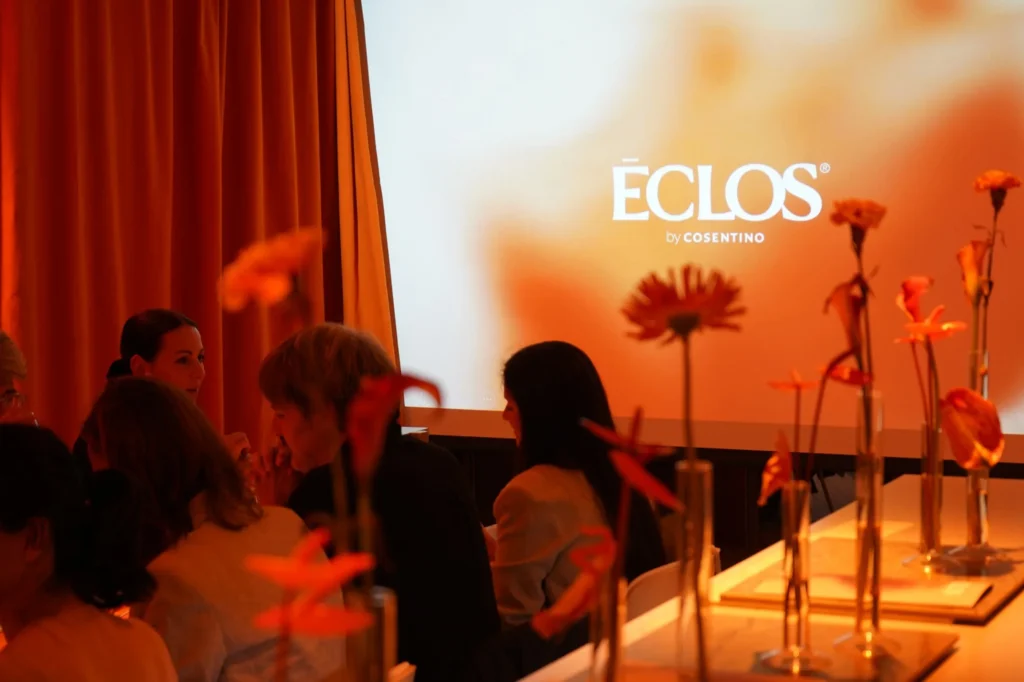 Cena de presentación de Eclos con la marca proyectada en pantalla