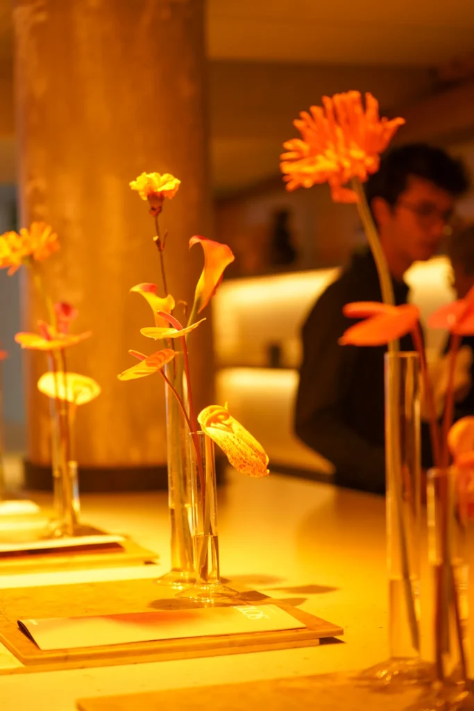 Flores naranjas en la mesa del evento Eclos