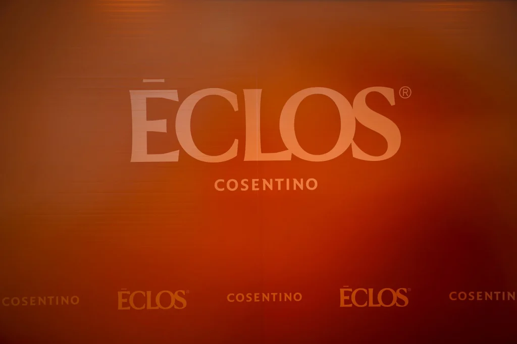 Logo de Eclos by Cosentino en el photocall del evento