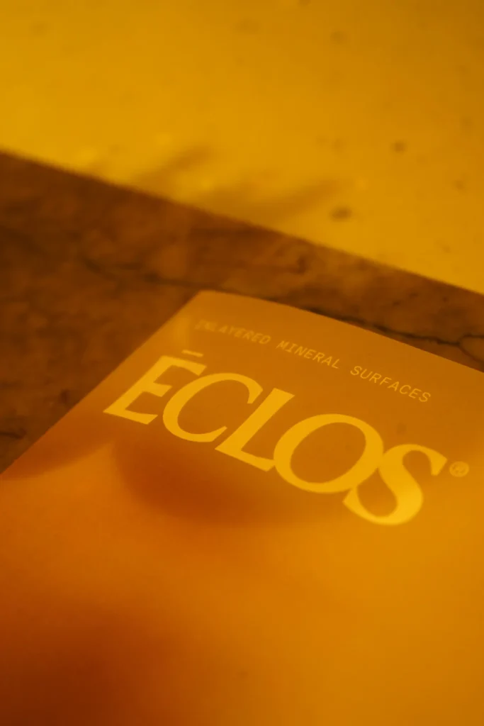 Menú de la cena con el logo dorado de Eclos