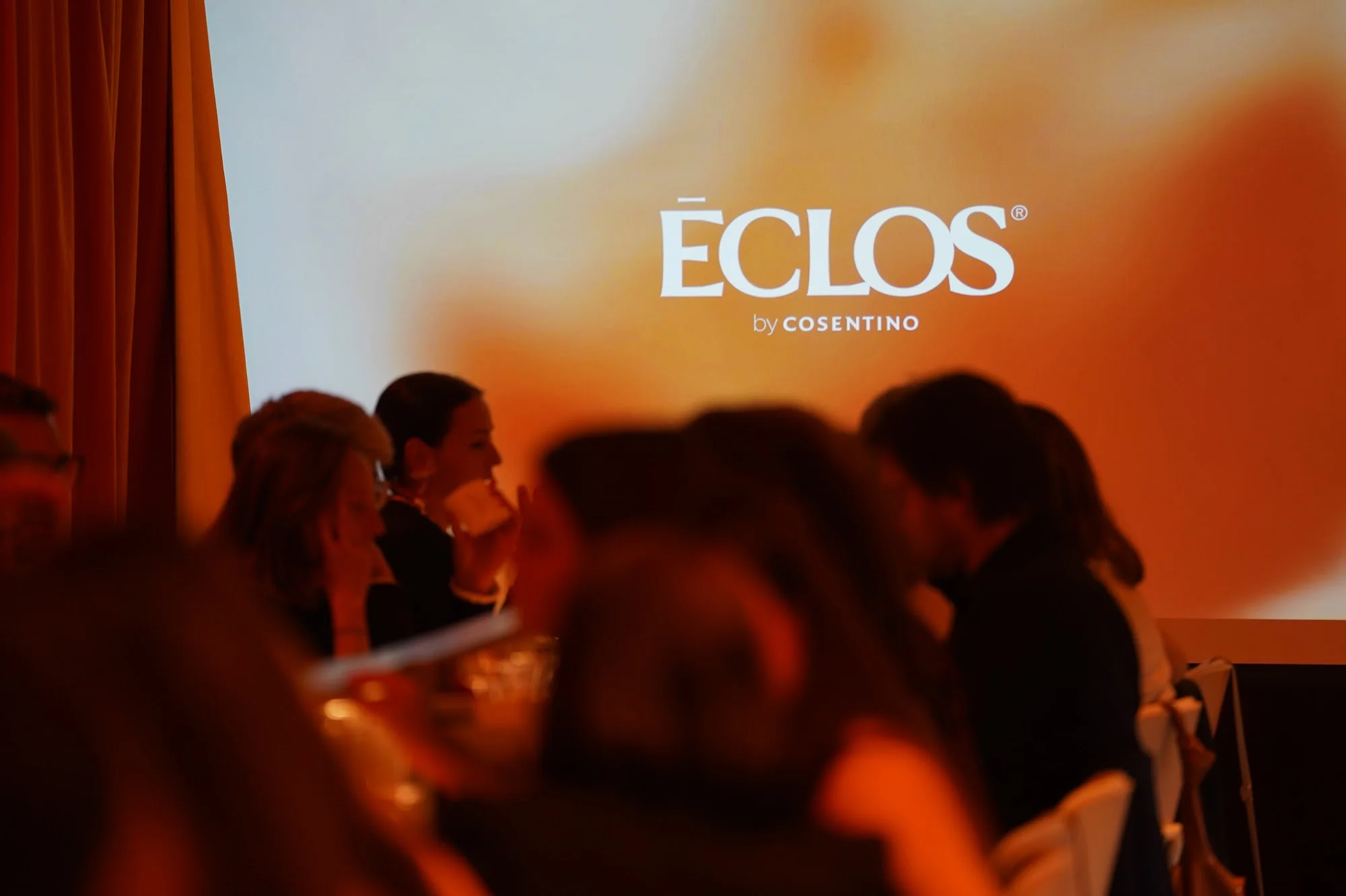 Pantalla con el logo de Eclos durante la presentación de la marca del Grupo Cosentino