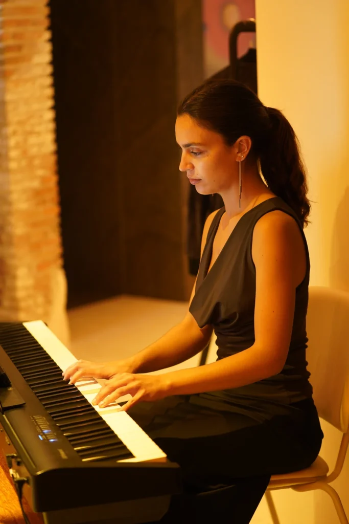 Pianista actuando en el evento de presentación de Eclos