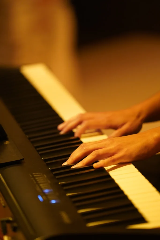 Manos de la pianista sobre el teclado en la cena de Eclos