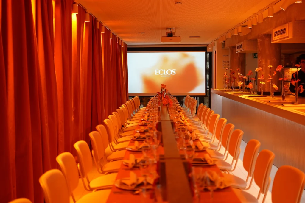 Sala del evento Eclos by Cosentino preparada con la mesa imperial y la pantalla de la marca