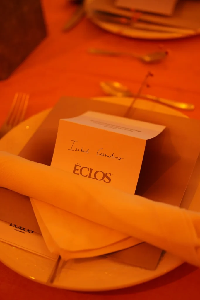 Detalle del plato con servilleta y tarjeta con el logo de Eclos