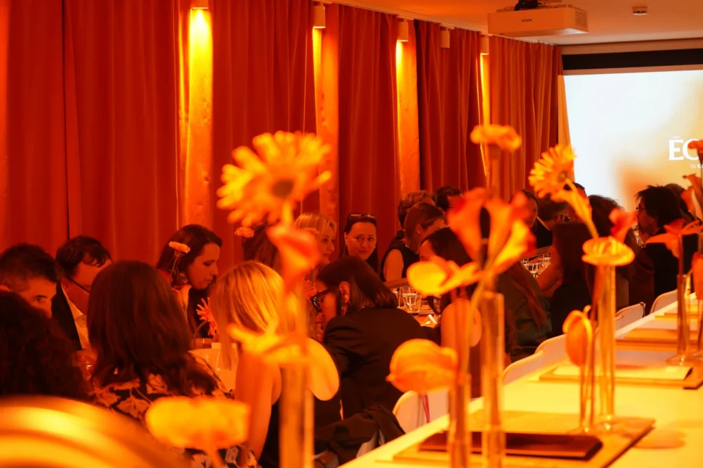 Invitados en la sobremesa del evento Eclos entre flores