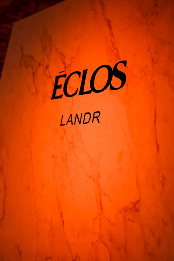 Superficie Eclos modelo Landr iluminada en naranja