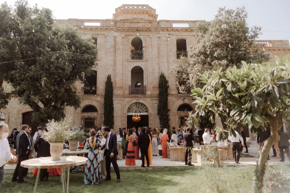 Invitados frente a la fachada de El Molí de la Torre