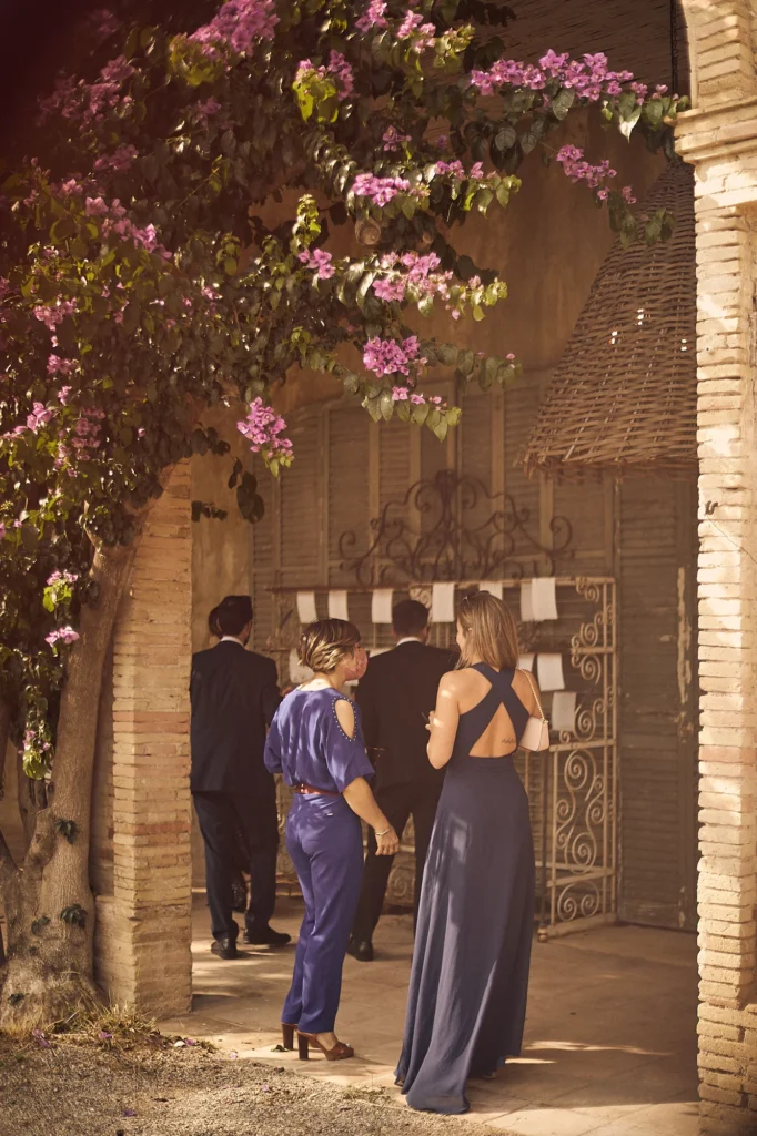 Invitados en el patio de El Molí de la Torre