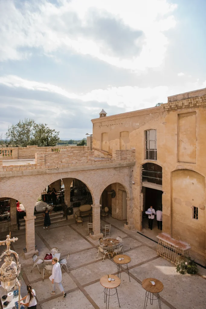 El Salón de los Arcos en El Molí de la Torre, masía para bodas en el Empordà