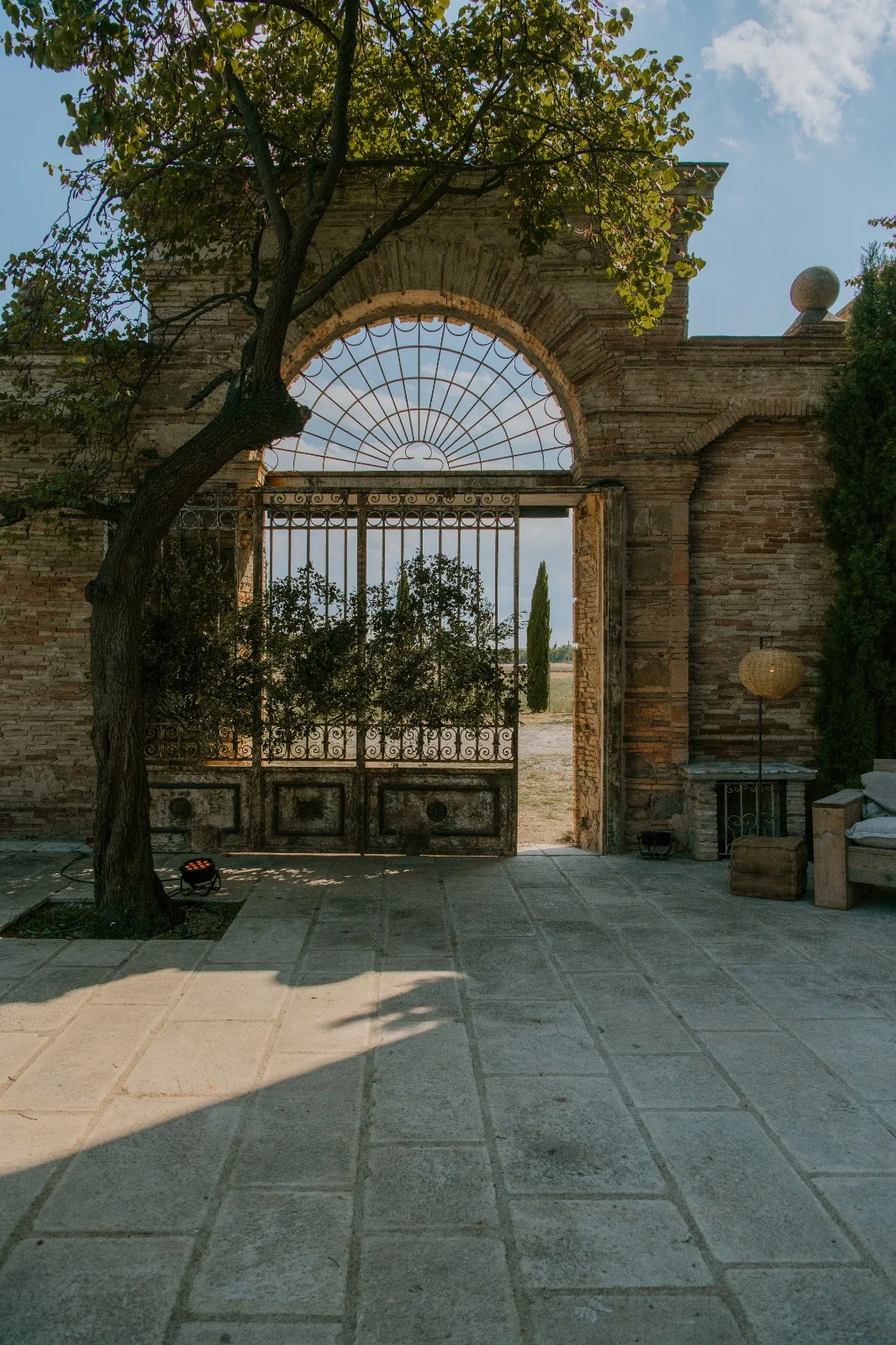 Puerta de hierro y jardín de El Molí de la Torre