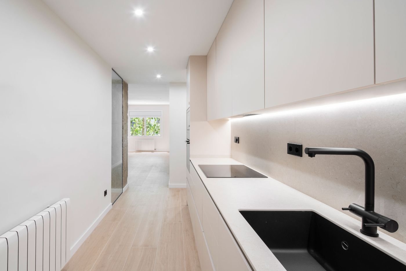 Cocina abierta al salón en la reforma Martí Pujol, Badalona. Fotografía de Sara Adroer Martínez