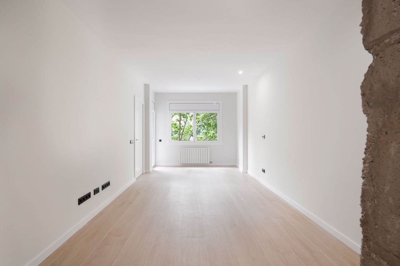 Salón de la vivienda reformada en Martí Pujol, Badalona. Fotografía de Sara Adroer Martínez