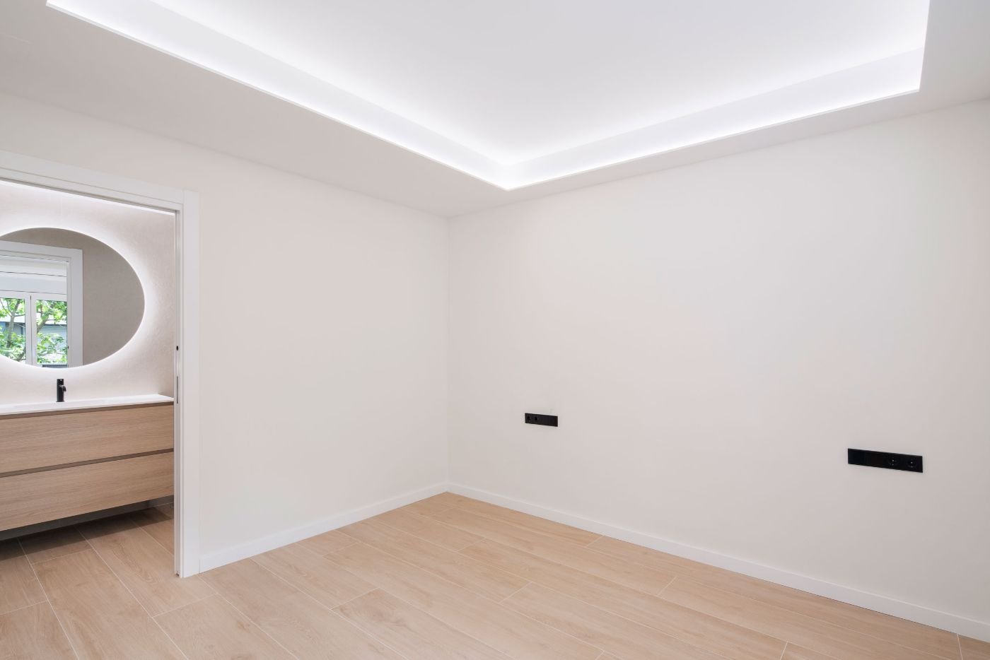 Dormitorio de la vivienda reformada. Fotografía de Sara Adroer Martínez