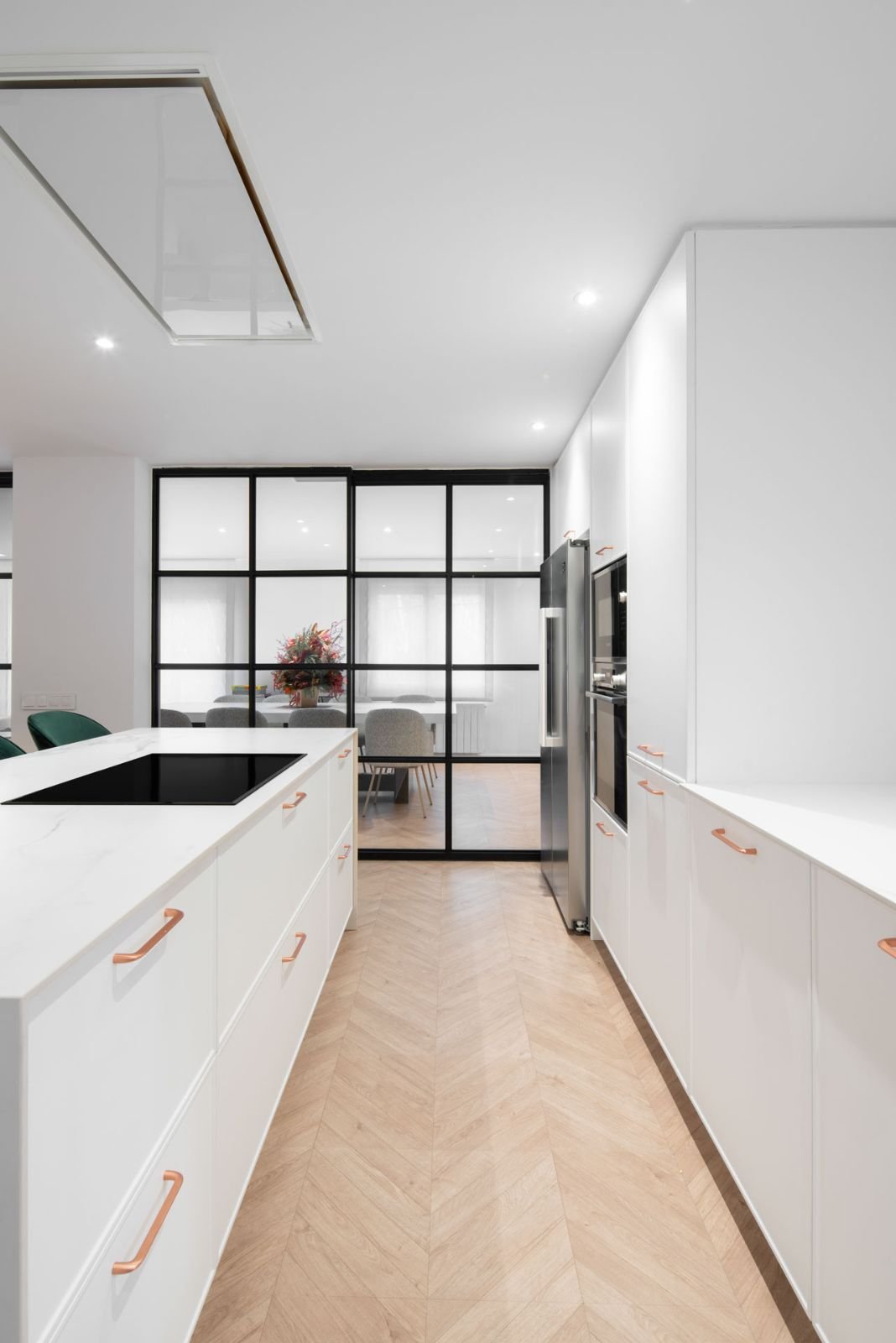 Cocina con divisoria de hierro y cristal. Fotografía de Sara Adroer Martínez