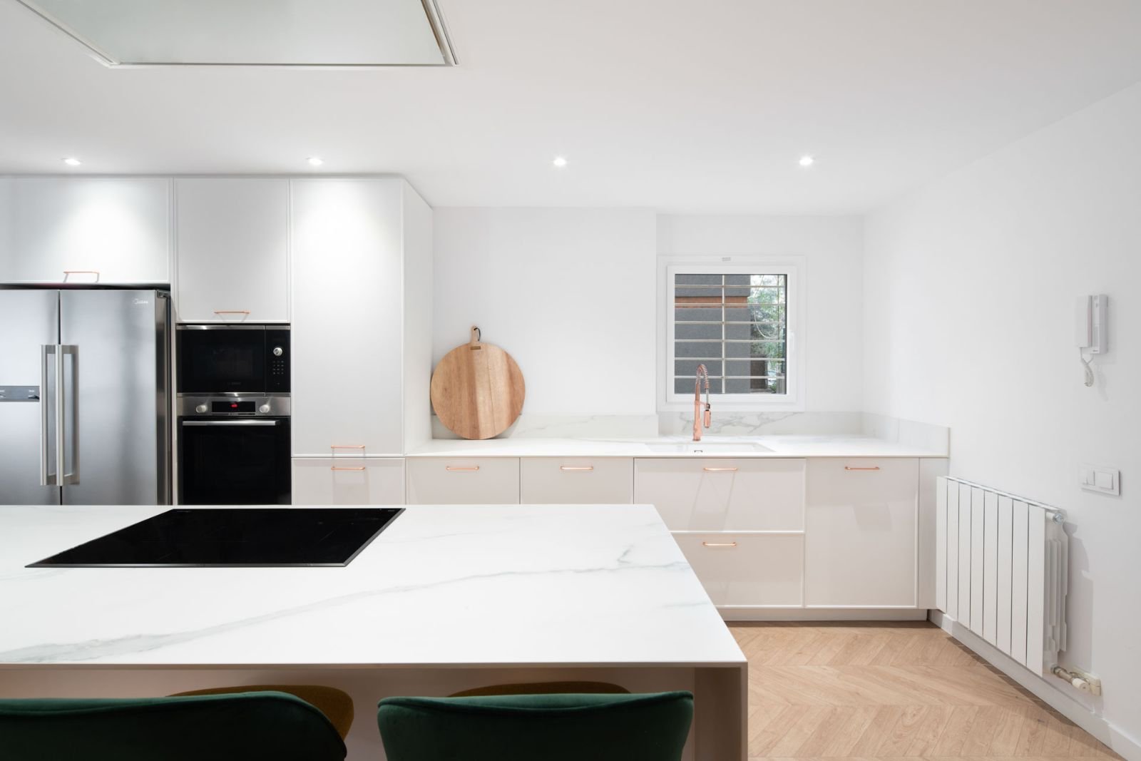 Cocina con isla. Fotografía de Sara Adroer Martínez