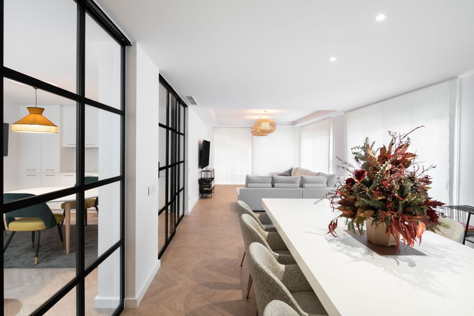Salón y cocina unidos con divisorias de hierro y cristal. Fotografía de Sara Adroer Martínez