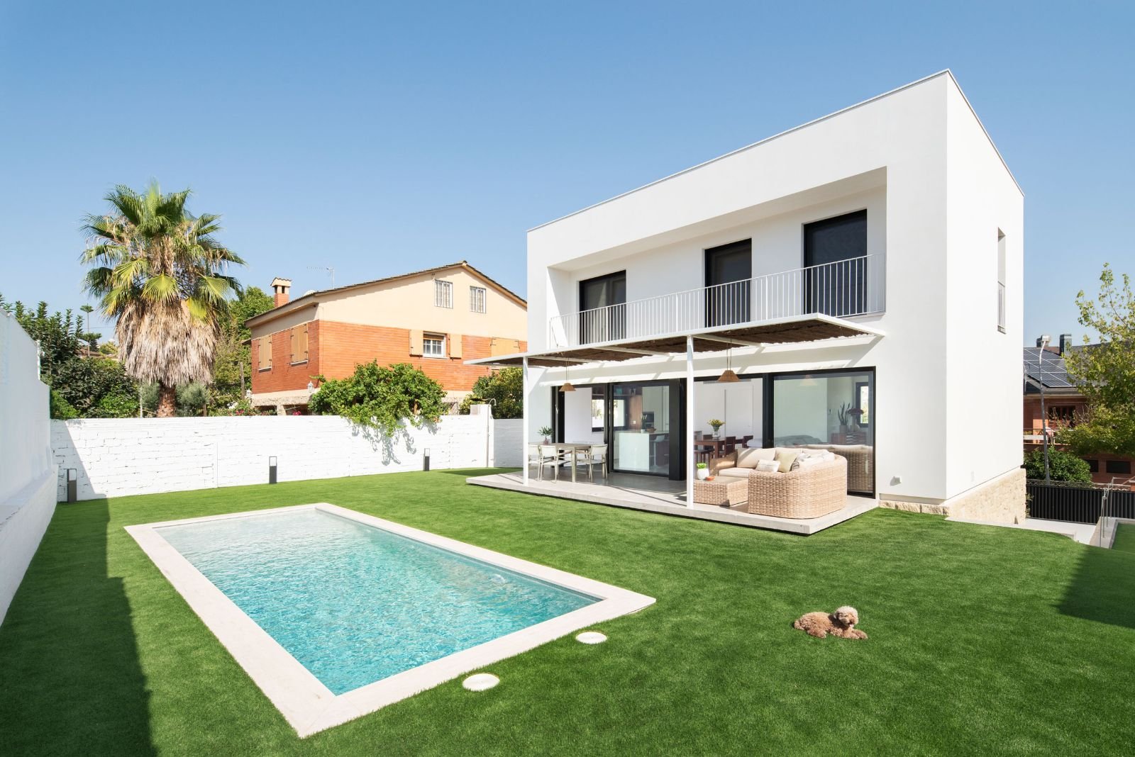 Fachada al jardín y piscina de la vivienda Isabel II. Fotografía de Sara Adroer Martínez