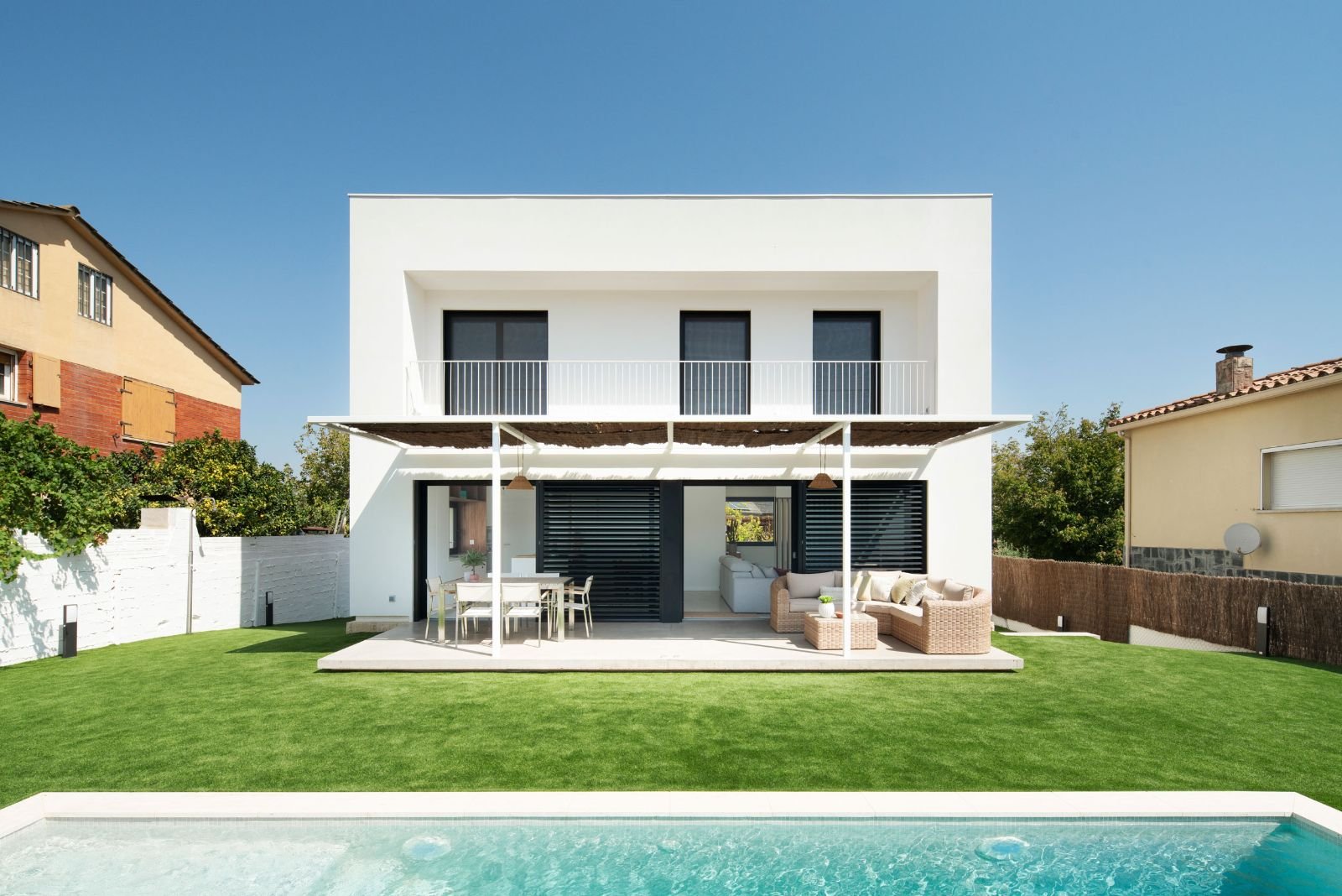 Vivienda unifamiliar de obra nueva de JAM Arquitectura en Cerdanyola del Vallès, con porche y piscina. Fotografía de Sara Adroer Martínez