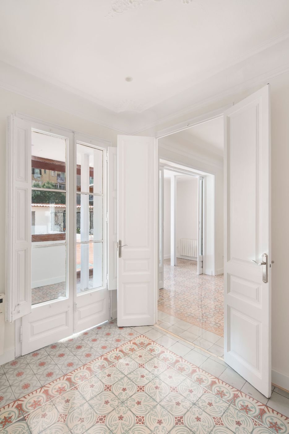 Puertas originales restauradas en la vivienda de Creu de Molers. Fotografía de Sara Adroer Martínez