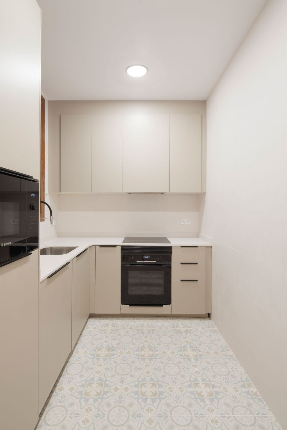 Cocina nueva de la vivienda. Fotografía de Sara Adroer Martínez