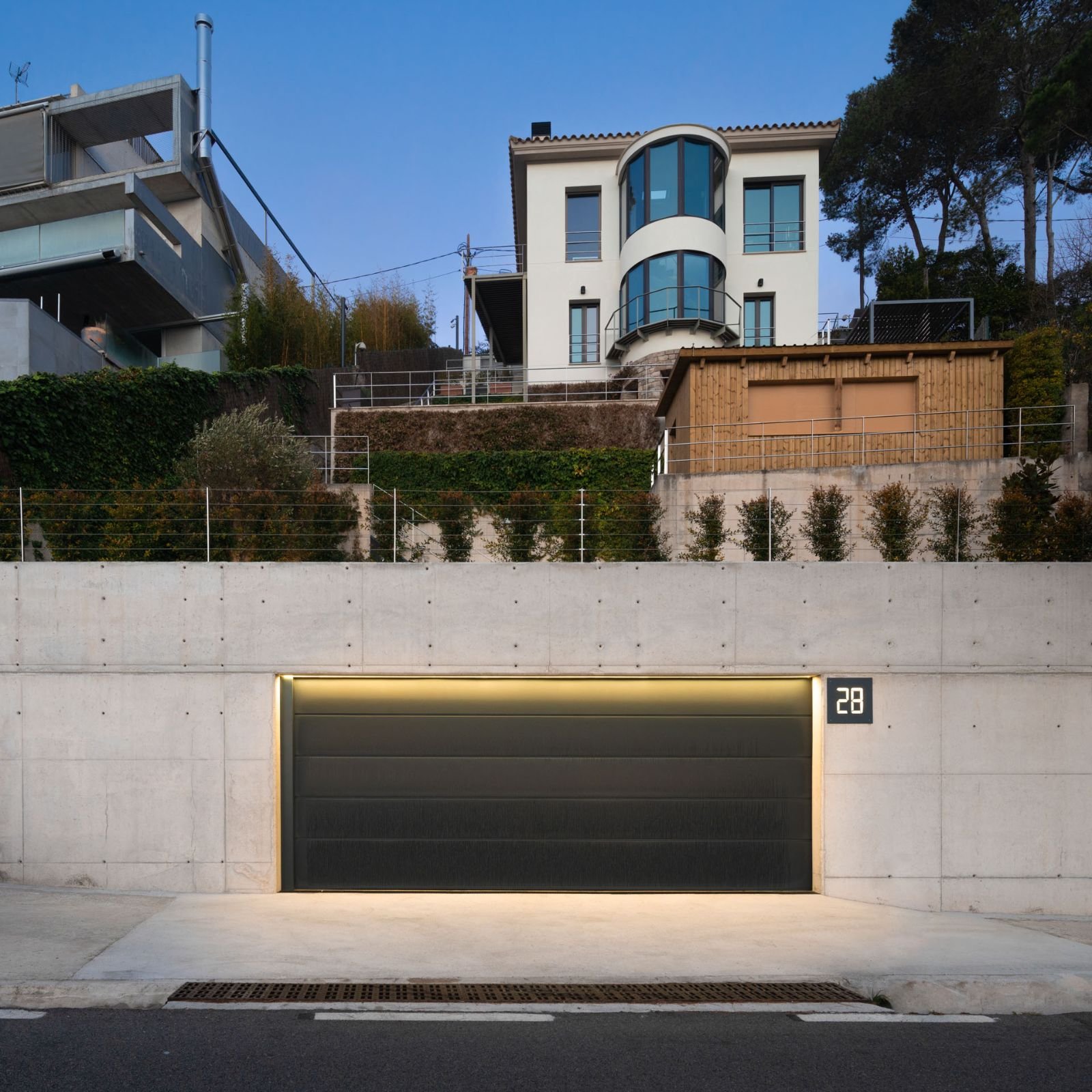 Fachada del garaje de Mont d'Orsà. Fotografía de Sara Adroer Martínez