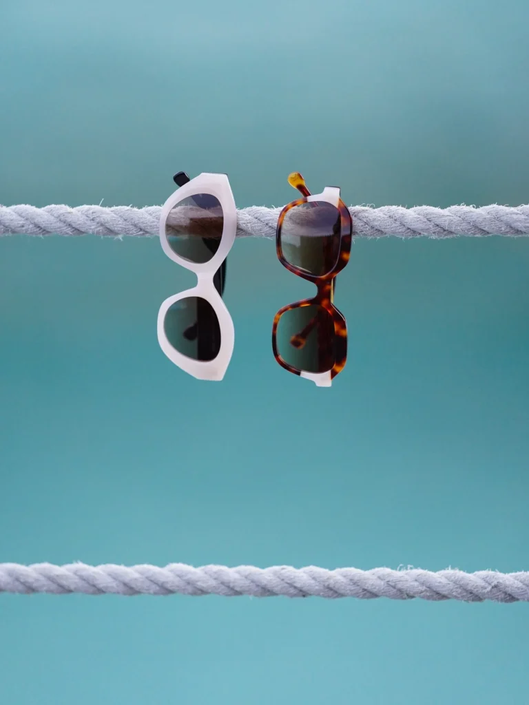Gafas de sol Kypers blancas y de carey colgadas de una cuerda