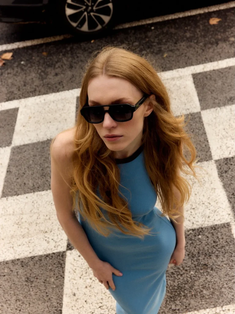 Modelo con gafas Kypers sobre suelo ajedrezado