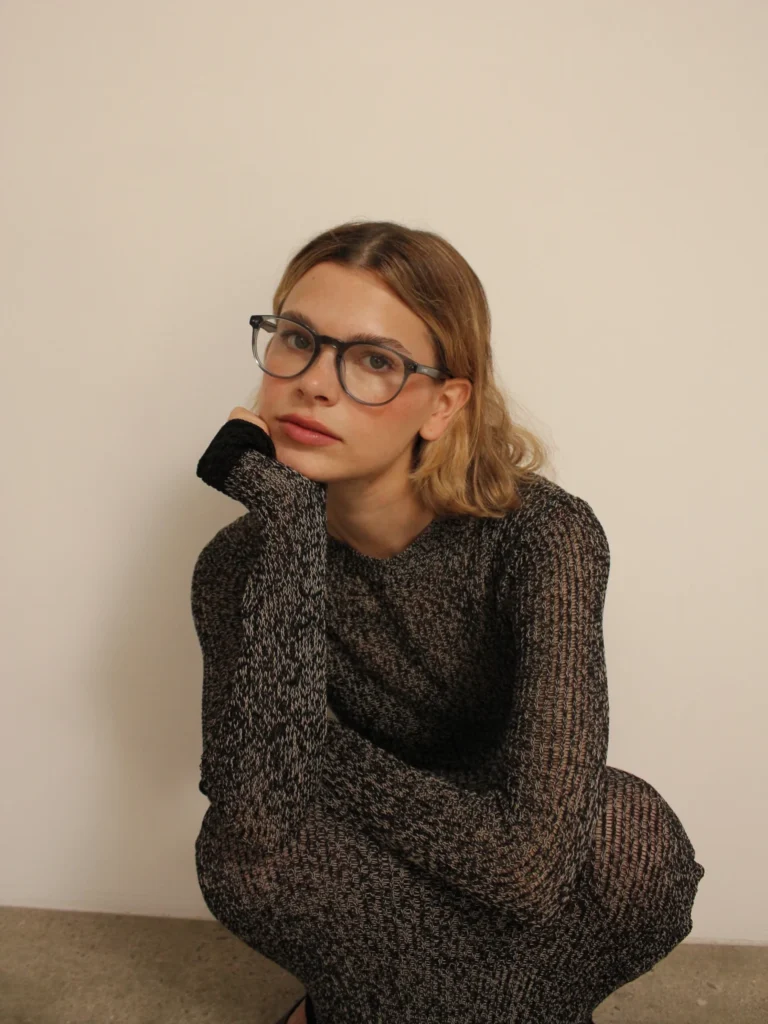 Modelo con gafas Kypers de carey
