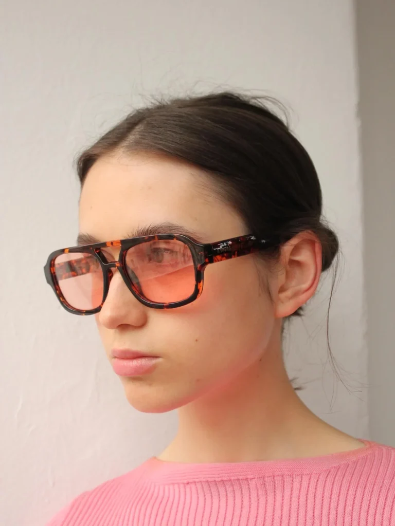 Modelo con gafas Kypers de lente rosa