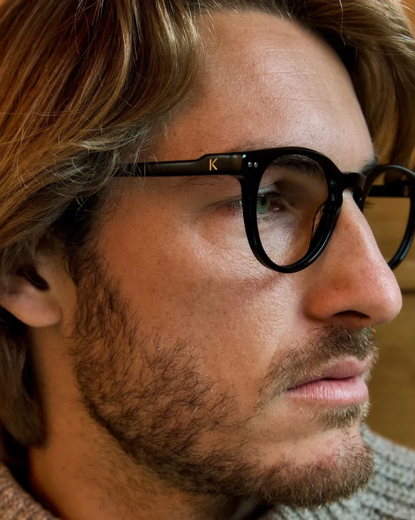 Hombre con gafas Kypers graduadas de la colección Earth