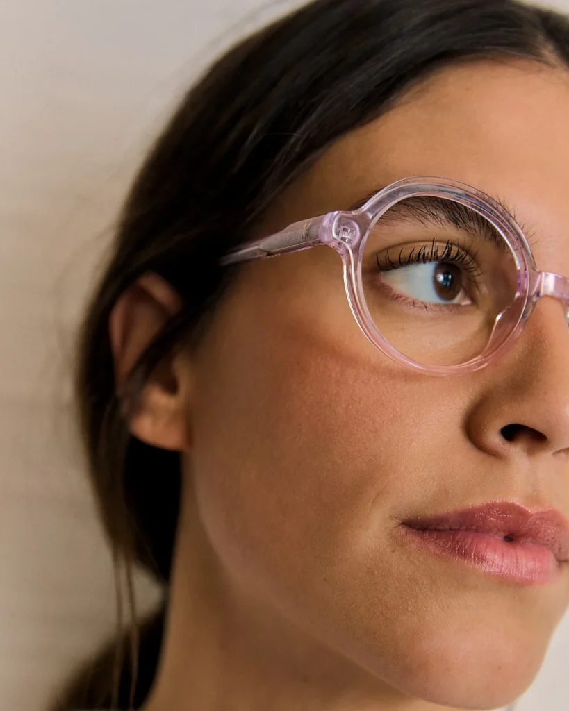 Modelo con gafas Kypers de cuarzo rosa