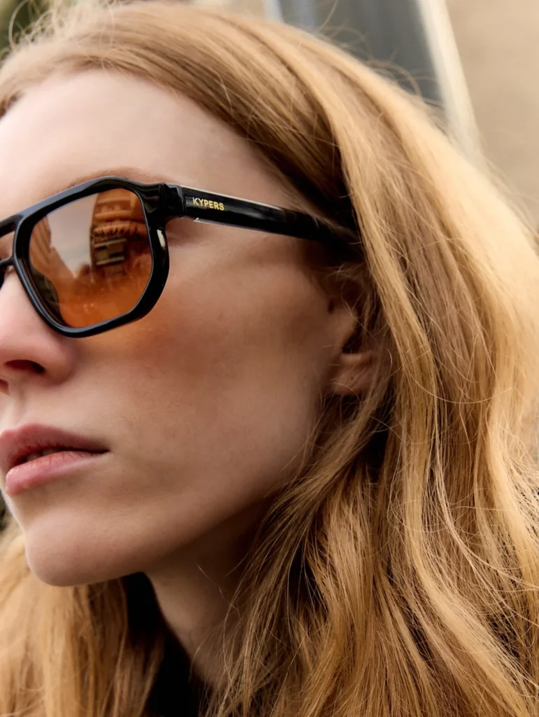 Retrato con gafas Kypers de lente naranja