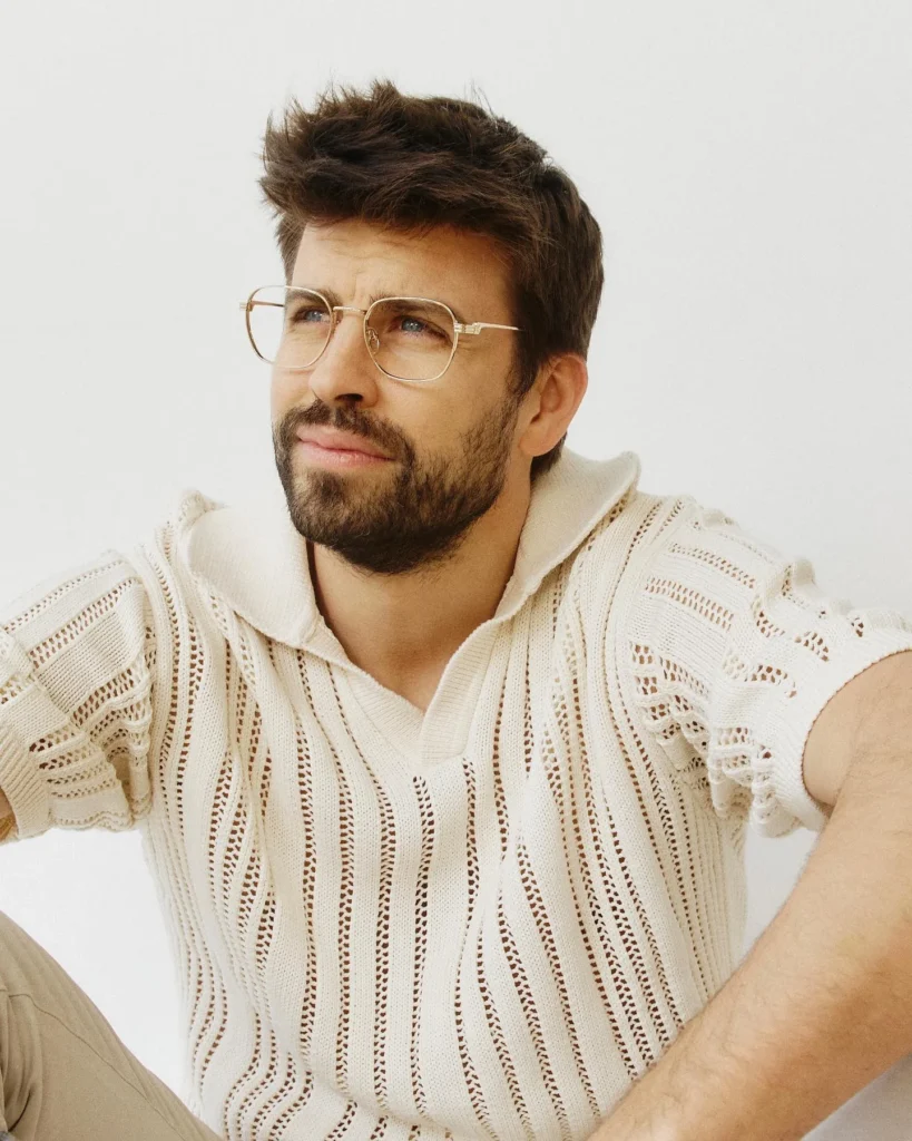 Gerard Piqué con gafas Kypers graduadas y polo de punto