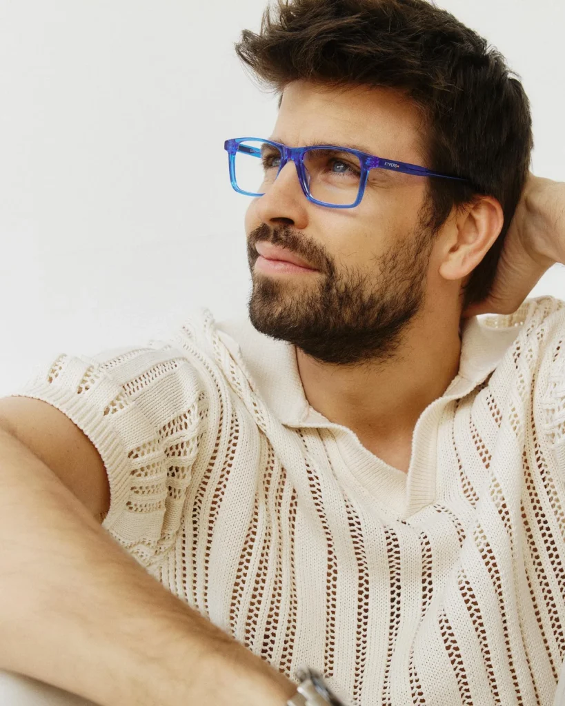Gerard Piqué con gafas Kypers de montura azul