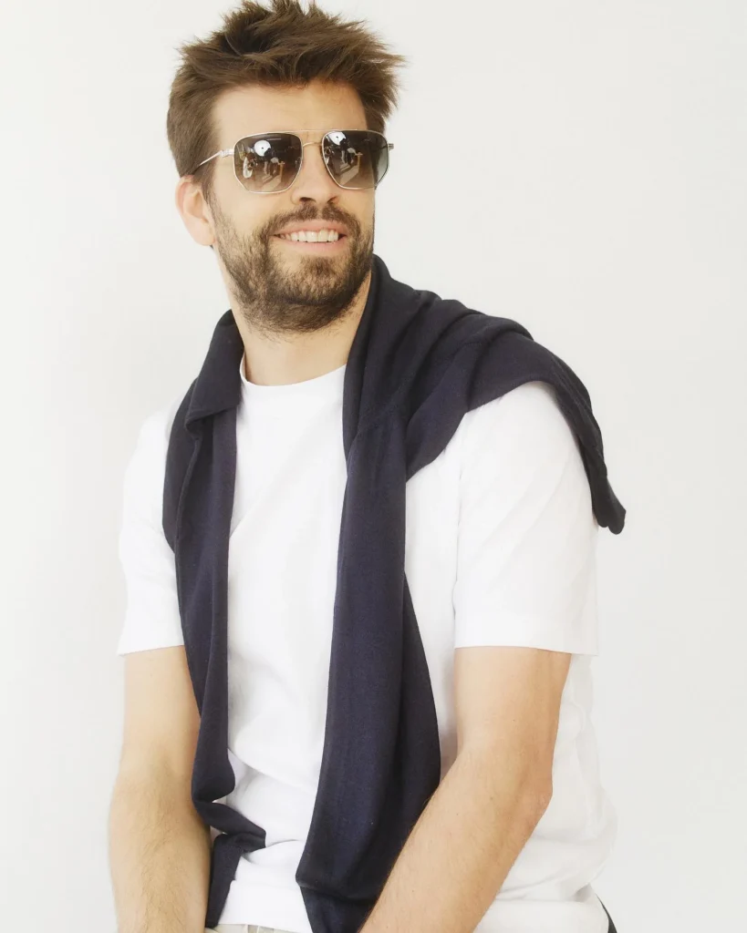 Gerard Piqué con gafas Kypers y jersey sobre los hombros
