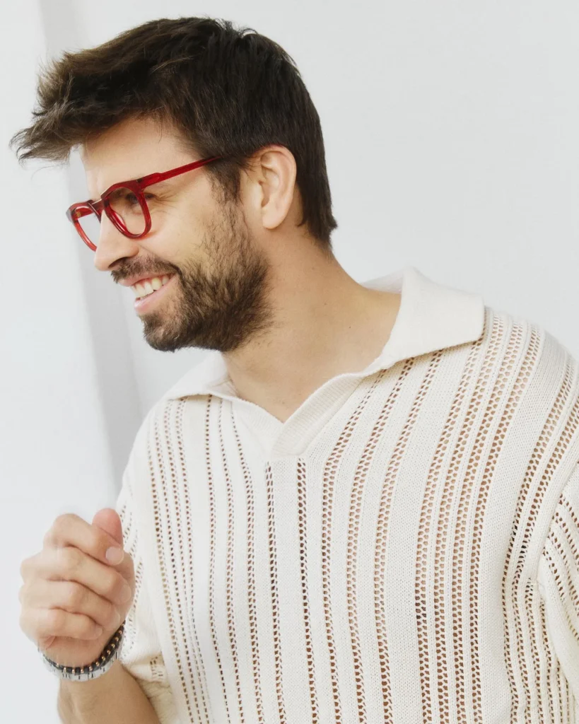 Gerard Piqué con gafas Kypers de montura roja, sonriendo