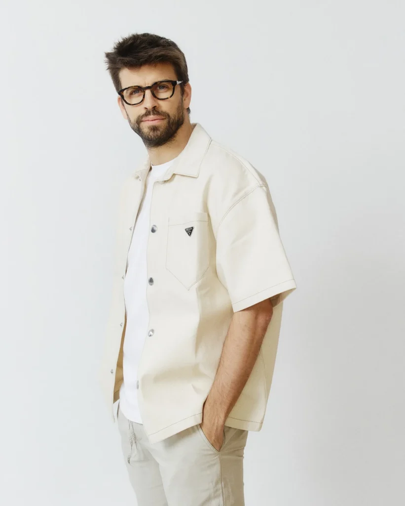 Gerard Piqué con gafas Kypers, plano completo